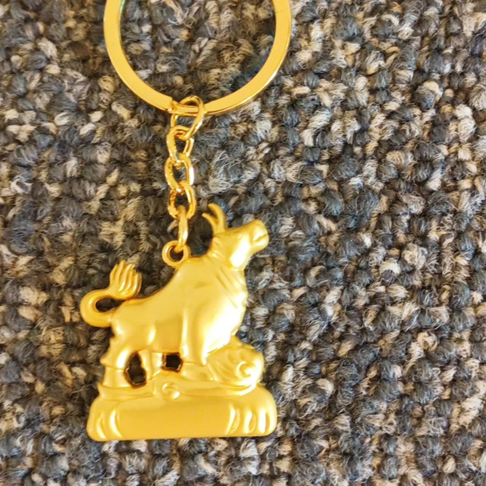 Good luck Cow keychain gold tone